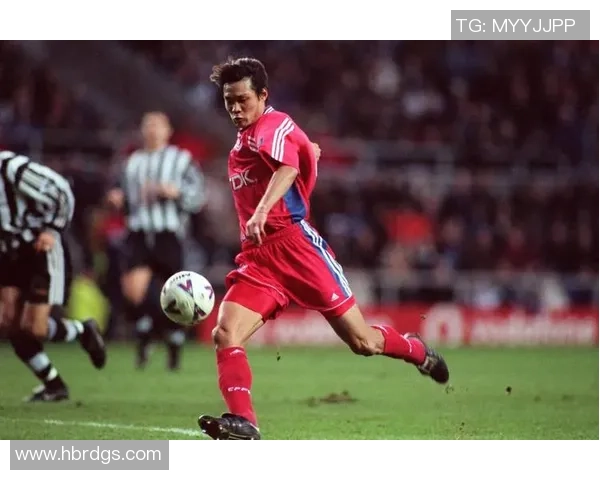 足球明星的独特走路方式揭秘：从场上到场外的步伐风采